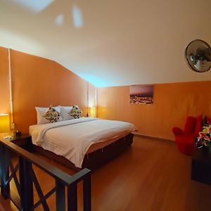 Retro Box Hotel Chumphon